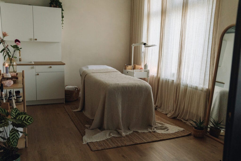 Aluna Holistic — Services header